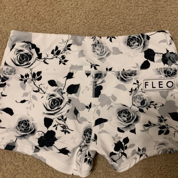 Fleo shorts size S - Picture 2 of 4